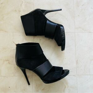 $990 Burberry Made in Italy Black Leather Suede Open Toe Sandals Heels size 10